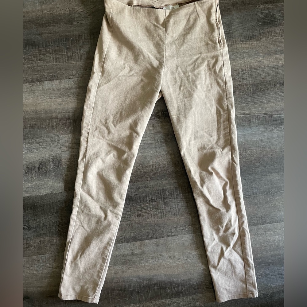 Woman’s beige skinny trouser